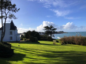 Villa with direct access to the beach